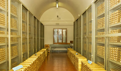 Một căn phòng an toàn bên trong hầm vàng của Ngân hàng Italy chứa đầy những thỏi vàng xếp chồng lên nhau, phía sau là những chiếc lồng an toàn chứa vàng. Ảnh: Reuters.