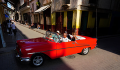 Khách du lịch đi trên một chiếc xe cổ ở Havana, Cuba, tháng 3/2024. Đường phố Havana vẫn còn đầy những chiếc xe có từ trước cuộc cách mạng năm 1959. Ảnh: Reuters.