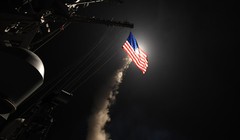 Một tàu chiến của Mỹ phóng tên lửa hành trình Tomahawk về phía Syria vào ngày 7/4/2017. Ảnh: Getty.