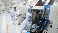 Nhân viên làm việc tại một xưởng sản xuất chip ở tỉnh Hà Bắc, miền Bắc Trung Quốc. Chính quyền địa phương Trung Quốc đang đổ tiền đầu tư vào lĩnh vực bán dẫn trong bối cảnh cạnh tranh để vươn lên trở thành siêu cường sản xuất chip. Ảnh: Xinhua.