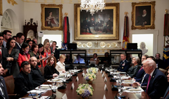 Tổng thống Mỹ Donald Trump gặp Tổng thống Ukraine Volodymyr Zelensky trong bữa trưa tại Phòng Nội các ở Nhà Trắng ở Washington, D.C., Mỹ ngày 17/10. Ảnh: Reuters.