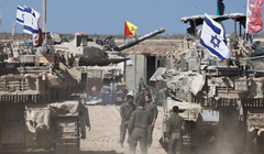 Binh sĩ Israel đứng cạnh xe tăng gần biên giới Israel-Gaza, tại Israel, ngày 19/10. Ảnh: Reuters.