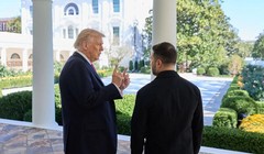 Tổng thống Mỹ Donald Trump nói chuyện với Tổng thống Ukraine Volodymyr Zelensky tại Nhà Trắng trong hôm 17/10. Ảnh: AFP.