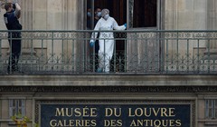 Một nhân viên pháp y người Pháp đang kiểm tra cửa sổ và ban công của Bảo tàng Louvre ở Paris vào ngày 19/10. Ảnh: Getty.