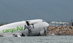 Một chiếc máy bay chở hàng nằm một phần dưới biển sau khi chệch khỏi đường băng khi hạ cánh tại Sân bay Quốc tế ở Hong Kong, Trung Quốc, ngày 20/10. Ảnh: Reuters.