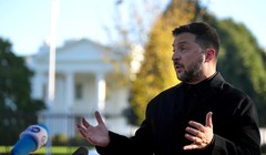 Tổng thống Ukraine Volodymyr Zelensky phát biểu với các phóng viên bên ngoài Nhà Trắng ở Washington, DC, vào ngày 17/10. Ảnh: Getty.