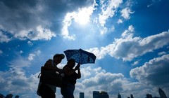 Người dân tận hưởng thời tiết nắng đẹp ở Hong Kong, trong bối cảnh thời tiết dự kiến ​​sẽ thay đổi trong những ngày tới do bão nhiệt đới Fengshen đang tiến gần đến thành phố. Ảnh: SCMP.