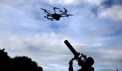 Một người lính Đức sử dụng máy gây nhiễu máy bay không người lái trong một cuộc tập trận gần đây ở Hamburg. Ảnh: Shutterstock.