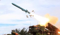 Tên lửa hành trình chống hạm YJ-62 được phóng từ bệ phóng di động. Ảnh: MW.