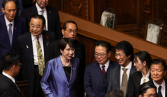 Bà Sanae Takaichi xếp hàng cùng các nhà lập pháp khác trước khi bỏ phiếu tại Hạ viện ở Tokyo, ngày 21/10. Ảnh: Reuters.