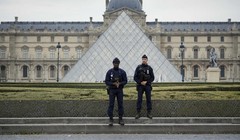 Cảnh sát đứng gác bên ngoài bảo tàng Louvre vào ngày 19/10. Ảnh: Getty.