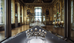 Vương miện ngọc trai của Hoàng hậu Eugénie được trưng bày tại phòng Galerie d'Apollon của bảo tàng Louvre, Paris, Pháp. Ảnh: WSJ.