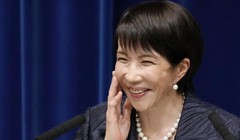 Tân Thủ tướng Nhật Bản Sanae Takaichi mỉm cười trong buổi họp báo tại Tokyo hôm 21/10. Ảnh: Kyodo.