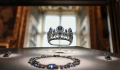 Bộ trang sức của Nữ hoàng Marie-Amélie và Nữ hoàng Hortense được trưng bày tại Phòng trưng bày Apollo của Bảo tàng Louvre vào ngày 14/1/2020. Ảnh: AFP.