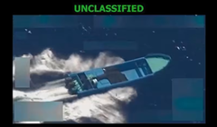 Ảnh chụp màn hình đoạn video do Bộ trưởng Quốc phòng Mỹ Pete Hegseth đăng tải trên tài khoản X của ông vào ngày 22/10, cho thấy Mỹ tấn công một tàu do một "tổ chức khủng bố buôn bán ma túy" điều hành ở Đông Thái Bình Dương. Ảnh: AFP.