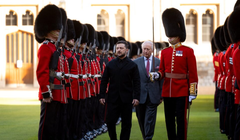Vua Charles của Anh, Tổng thống Ukraine Volodymyr Zelensky và Thiếu tá Ben Tracey duyệt đội danh dự tại Lâu đài Windsor, Berkshire, Anh, ngày 24/10. Ảnh: Reuters.