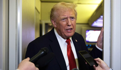 Tổng thống Mỹ Donald Trump phát biểu với các phóng viên trên chuyên cơ Không lực Một. Các nhà phân tích cho rằng quyết định mở rộng danh sách đen thương mại của Mỹ vào cuối tháng 9 có thể đã châm ngòi căng thẳng trong cuộc chiến thương mại Mỹ-Trung. Ảnh: AFP.