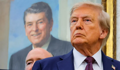 Tổng thống Donald Trump, trước bức tranh của cố Tổng thống Ronald Reagan, tại Phòng Bầu dục ở Nhà Trắng ở Washington, D.C. Ảnh: Reuters.