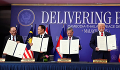 Thủ tướng Malaysia Anwar Ibrahim, Thủ tướng Thái Lan Anutin Charnvirakul, Thủ tướng Campuchia Hun Manet và Tổng thống Mỹ Donald Trump giơ cao các tài liệu trong lễ ký kết thỏa thuận ngừng bắn giữa Campuchia và Thái Lan bên lề Hội nghị thượng đỉnh Hiệp hội các quốc gia Đông Nam Á (ASEAN) lần thứ 47 tại Kuala Lumpur, Malaysia, ngày 26/10. Ảnh: Reuters.