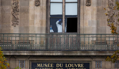 Nhóm pháp y đang kiểm tra một cửa sổ mà nhóm trộm sử dụng trong vụ cướp tại bảo tàng Louvre, ngày 19/10. Ảnh: Reuters.