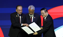 Thủ tướng Timor-Leste Kay Rala Xanana Gusmao (giữa) trong lễ ký kết tuyên bố về việc kết nạp Timor-Leste vào ASEAN tại Hội nghị Cấp cao ASEAN lần thứ 47 ở Kuala Lumpur, Malaysia ngày 26/10. Ảnh: Reuters.