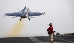 Một chiếc F/A-18F Super Hornet cất cánh từ tàu USS Nimitz vào ngày 30/7. Ảnh: US Navy.