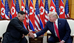 Tổng thống Mỹ Donald Trump bắt tay nhà lãnh đạo Triều Tiên Kim Jong-un khi họ gặp nhau tại khu phi quân sự ngăn cách hai miền Triều Tiên, tại Bàn Môn Điếm, Hàn Quốc, ngày 30/6/2019. Ảnh: Reuters.