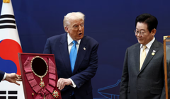 Tổng thống Mỹ Donald Trump được trao tặng "Huân chương Mugunghwa vĩ đại" trong cuộc gặp với Tổng thống Hàn Quốc Lee Jae Myung tại Gyeongju, Hàn Quốc, ngày 29/10. Ảnh: Reuters.