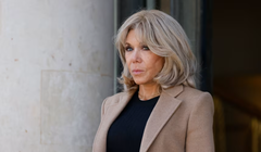 Bà Brigitte Macron, vợ của Tổng thống Pháp Emmanuel Macron, nhìn về phía Cung điện Elysee ở Paris vào ngày 27/3. Ảnh: AFP.