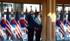 Tổng thống Mỹ Donald Trump gặp Tổng thống Hàn Quốc Lee Jae-myung bên lề hội nghị thượng đỉnh các nhà lãnh đạo APEC tại Gyeongju, Hàn Quốc, ngày 29/10. Ảnh: Reuters.