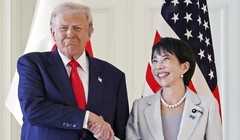 Thủ tướng Nhật Bản Sanae Takaichi (phải) và Tổng thống Mỹ Donald Trump bắt tay nhau trước hội nghị thượng đỉnh tại Tokyo hôm 28/10. Ảnh: Kyodo News.