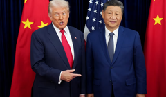 Tổng thống Mỹ Donald Trump chào đón Chủ tịch Trung Quốc Tập Cận Bình trước cuộc gặp song phương tại Căn cứ Không quân Gimhae ở Busan, Hàn Quốc, hôm 30/10. Ảnh: Reuters.