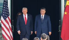 Tổng thống Mỹ Donald Trump và Chủ tịch Trung Quốc Tập Cận Bình bước ra sau cuộc gặp song phương tại Sân bay Quốc tế Gimhae, bên lề hội APEC tại Busan, Hàn Quốc ngày 30/10. Ảnh: Reuters.