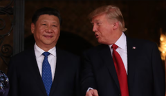 Tổng thống Mỹ Donald Trump trò chuyện với Chủ tịch Trung Quốc Tập Cận Bình khi ông Tập đến dùng bữa tối tại khu nghỉ dưỡng Mar-a-Lago của Trump ở West Palm Beach, Florida, Mỹ ngày 6/4//2017. Ảnh: Reuters.