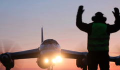 Một máy bay ném bom Tu-95 đang lăn bánh để cất cánh. Ảnh: BQP Nga.