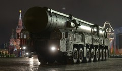 Hệ thống tên lửa đạn đạo liên lục địa Topol-M có khả năng mang đầu đạn hạt nhân của Nga tham gia diễn tập duyệt binh Ngày Chiến thắng tại Quảng trường Đỏ của Moscow. Ảnh: Sputnik.