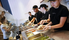 Giám đốc điều hành Scott Boatwright cho biết lượng khách đến Chipotle giảm một phần là do thực khách trẻ tuổi siết chặt chi tiêu. Ảnh: Bloomberg.