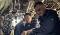 Thủy thủ Trung Quốc và Nga tham gia một cuộc tập trận chung vào tháng 8 vừa qua. Ảnh: EPA.