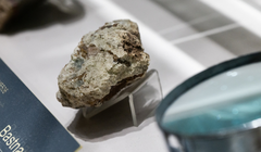 Một mẫu quặng bastnaesite, một loại khoáng chất được sử dụng trong ngành công nghiệp đất hiếm để chiết xuất các nguyên tố, được trưng bày tại Bảo tàng Địa chất Trung Quốc ở Bắc Kinh. Ảnh: Reuters.