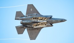 Chiến đấu cơ F-35A với khoang tên lửa trống. Ảnh: US Army.