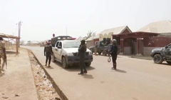 Lực lượng an ninh tuần tra trên đường phố giữa lúc bạo lực gia tăng ở Mangu, bang Plateau, Nigeria, ngày 24/1/2024. Ảnh: Reuters.