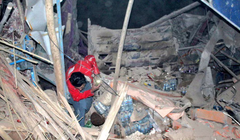 Một nhân viên cứu hộ đang làm việc sau trận động đất tại một địa điểm không xác định ở Afghanistan, trong hình ảnh phát hành ngày 3/11. Ảnh: Reuters.