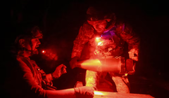 Lính pháo binh của Ukraine đang dỡ đạn pháo cho một khẩu pháo tự hành M114, trong bối cảnh Nga tấn công Ukraine, gần thị trấn tiền tuyến Pokrovsk ở vùng Donetsk, Ukraine ngày 14/10. Ảnh: Reuters.