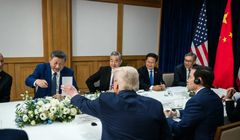 Ông Trump đưa cho ông Tập một tờ giấy trong cuộc họp. Ảnh: Nhà Trắng.