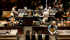 Các nhân viên đang pha chế đồ uống tại Starbucks Reserve Roastery, cửa hàng Starbucks lớn nhất thế giới, ở Thượng Hải, Trung Quốc, ngày 28/2/2025. Ảnh: Reuters.