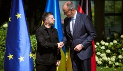 Thủ tướng Đức Friedrich Merz bắt tay Tổng thống Ukraine Volodymyr Zelensky. Ảnh: Getty.