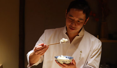 Đầu bếp người Nhật Kenichi Fujimoto nếm thử một suất cơm Kinmemai Premium, loại gạo đắt nhất thế giới. Ảnh: CNN.