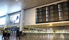 Nhân viên đi ngang qua bảng thông báo khởi hành tại Sân bay Brussels sau khi cơ quan kiểm soát không lưu Bỉ báo cáo phát hiện một UAV tại Zaventem, Bỉ, ngày 4/11. Ảnh: Reuters.