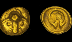 Mặt trước (trái) và mặt sau (phải) của đồng xu cổ. Ảnh: Getty.