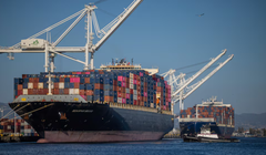 Một tàu chở hàng chứa đầy các container vận chuyển được nhìn thấy tại cảng Oakland, California, Mỹ ngày 4/8. Ảnh: Reuters.